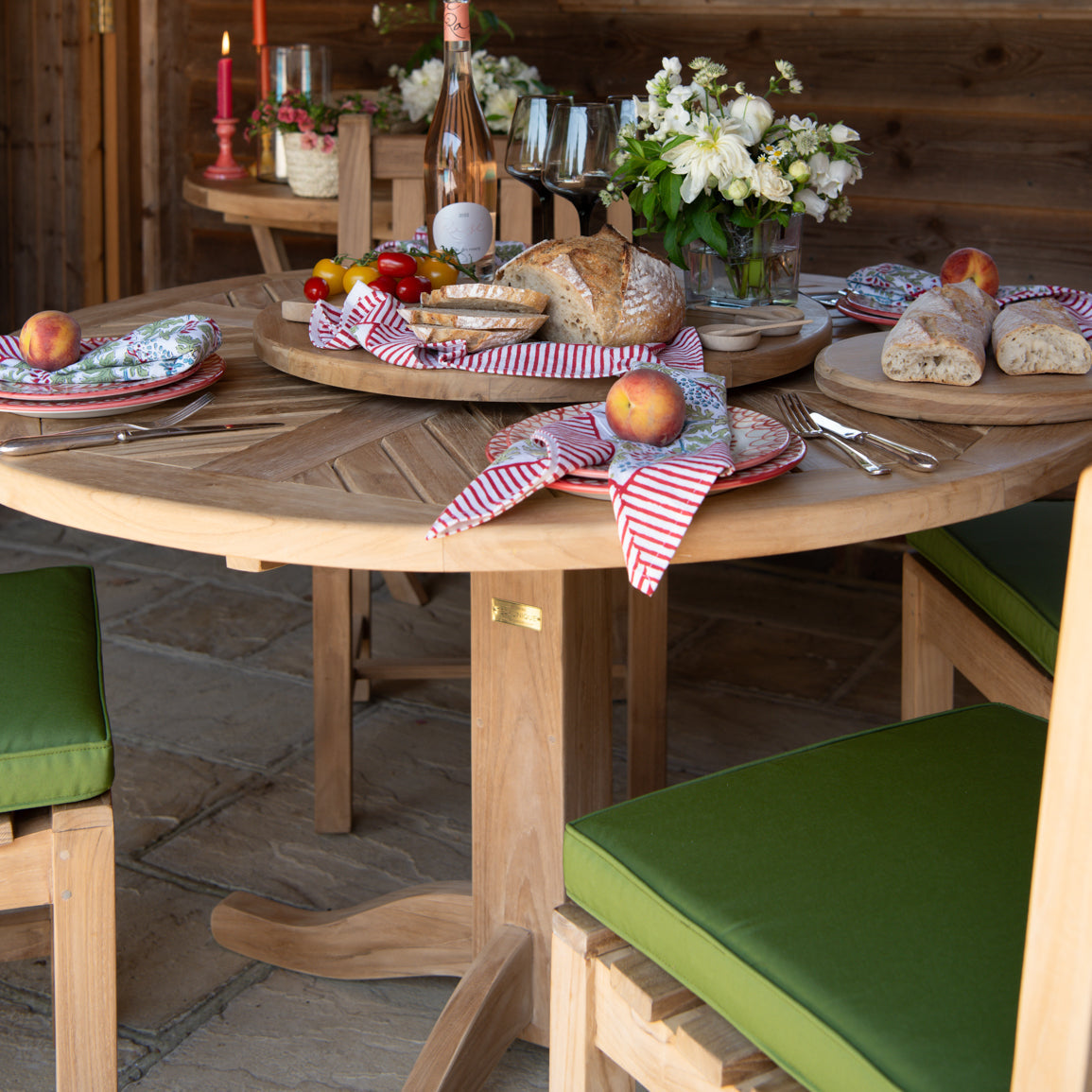 Daisy Round Pedestal Table (3 Sizes)